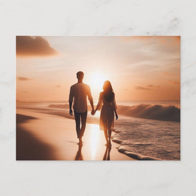 Carte Postale Jeune couple marchant sur la plage au coucher du s (Devant)