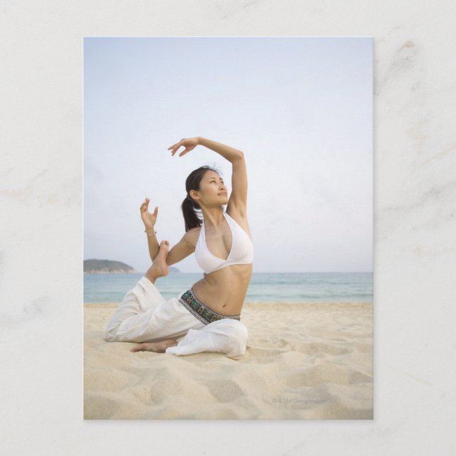 Carte Postale Jeune femme faisant du yoga sur la plage (Devant)