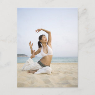 Carte Postale Jeune femme faisant du yoga sur la plage