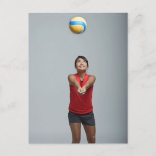 Carte Postale Jeune femme jouant au volley-ball