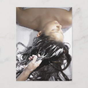 Carte Postale Jeune femme recevant un traitement capillaire