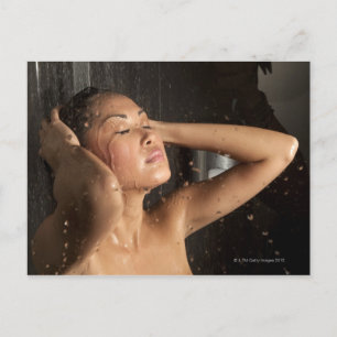 Carte Postale Jeune femme sous douche
