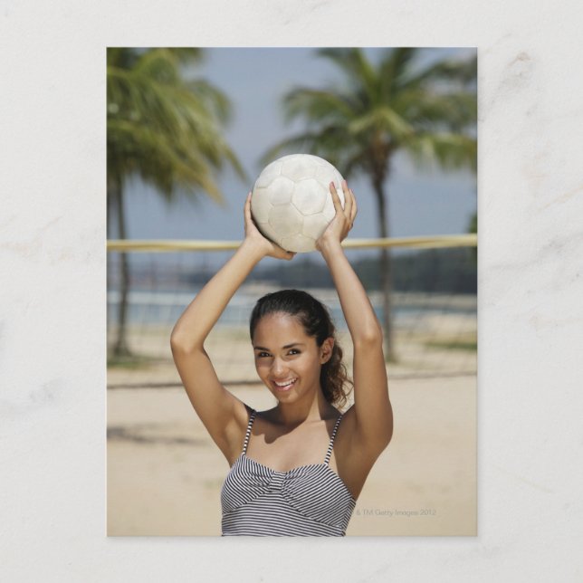Carte Postale Jeune femme tenant du volley-ball et souriant (Devant)