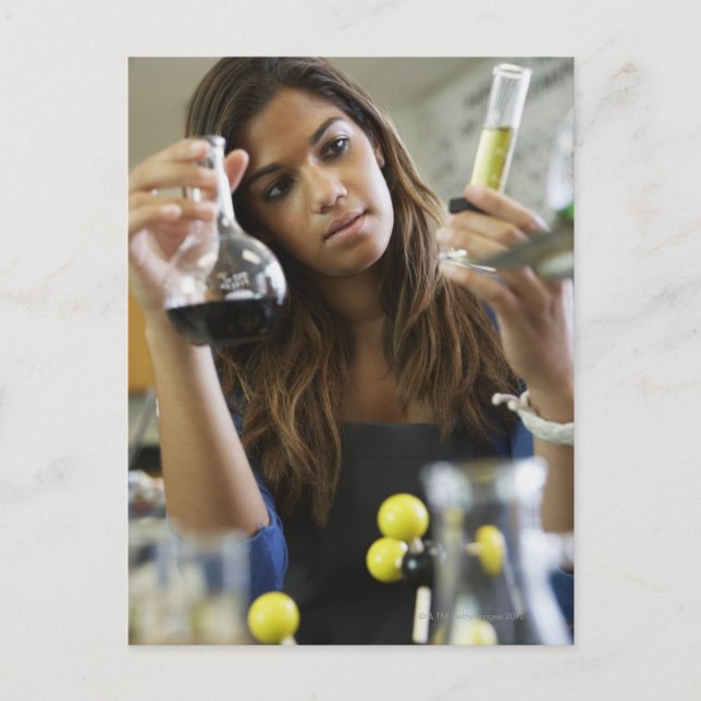 Carte Postale Jeune fille de la course mixte en cours de science (Devant)