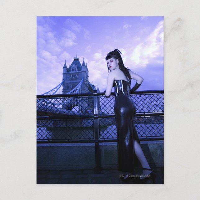 Carte Postale Jeune Goth femme à Tower Bridge, Londres (Devant)