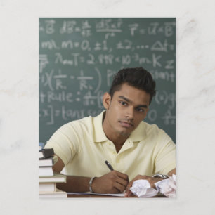 Carte Postale jeune homme assis à son bureau, écrivant