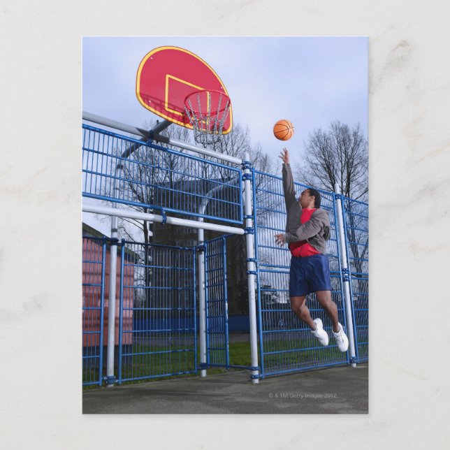 Carte Postale Jeune homme jouant au basket-ball à l'extérieur (Devant)