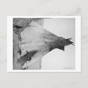 Carte Postale Jeune Indienne Oglala avec chiot devant Tipi