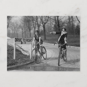 Carte Postale Jeunes femmes à la mode à bicyclette, 1925