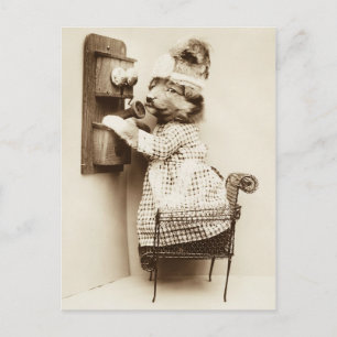Carte Postale Joli chiot en robe parlant au téléphone