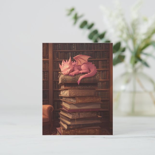 Carte Postale Joli dragon rose dormant sur des livres (Debout devant)