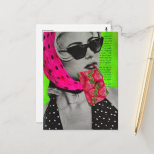 Carte Postale Jolie femme avec collage de sac à main aux fraises