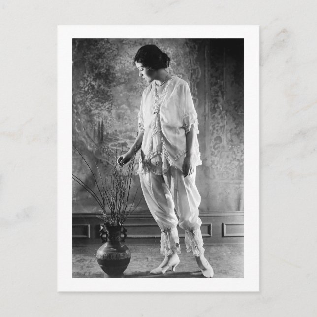 Carte Postale Jolie femme, tenue des années 1920 (Devant)