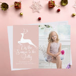 Carte Postale Jolie rose Reindeer Noël Chic Photo Holiday<br><div class="desc">Un élégant cerf blanc saute au-dessus des mots de Noël Tis the Season to be Jolly sur cette belle carte de vacances. Élégance classique avec un joli renne sur la calligraphie magnifique et votre photo de famille remplissant le devant de cette belle carte de voeux rose. Le dos est une...</div>
