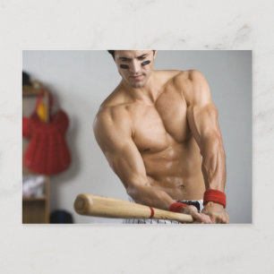 Carte Postale Joueur de baseball avec poitrine nue se réchauffan
