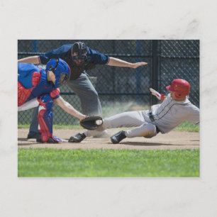 Carte Postale Joueur de baseball glissant dans la plaque