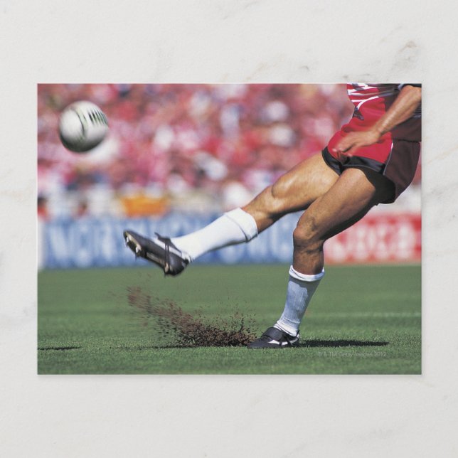 Carte Postale Joueur de rugby qui frappe le ballon (Devant)