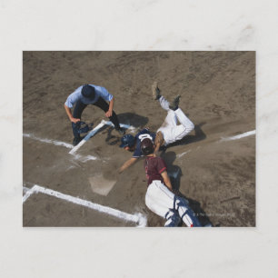 Carte Postale Joueurs de baseball glissant dans la base