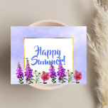 Carte Postale Joyeuses fleurs roses d'été sur l'or blanc et bleu<br><div class="desc">Carte postale ornée d'un ciel bleu en toile de fond,  et fleurs d'été comme des gants de renard violet. Un cadre en faux or chic. Script de style en lettres bleues et texte : Happy Summer!</div>