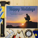 Carte Postale Joyeuses vacances Custom Construction Company Suns<br><div class="desc">Un ouvrier du bâtiment crouche devant un beau coucher de soleil sur cette belle carte postale Happy Holidays. Une jolie entreprise de construction personnalisée ou maison de construction entreprise carte postale de Noël.</div>
