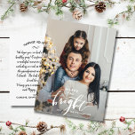 Carte Postale Joyeux Noël brillant Main Lettrée Photo de famille<br><div class="desc">Célébrez la saison avec cette carte postale amusante avec votre photo verticale et les mots en lettres "Joyeux et lumineux" sur le devant et votre note personnalisée sur le dos. Ou, si vous le souhaitez, supprimez la note dactylographiée sur le dos et écrivez chaque carte postale individuellement. Ajoutez votre adresse...</div>