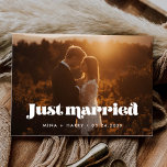 Carte Postale Juste marié Vintage script photo<br><div class="desc">You decided to elope ? Tu sais quoi ? Share the news of your marriage with this lovely wedding photo card,  fully customizable font and colors.</div>