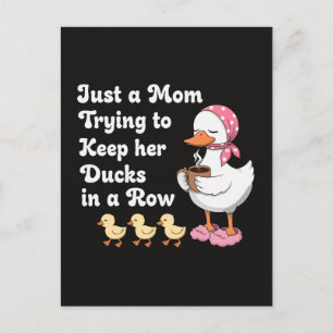 Carte Postale Juste une maman essayant de garder ses canards en 