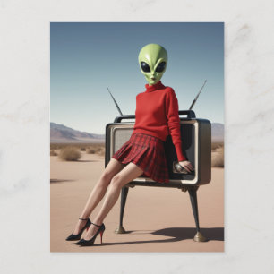 Carte Postale La Dame Alien et la télévision dans le désert
