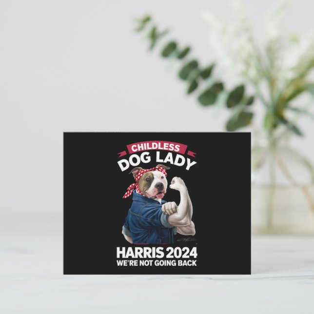 Carte Postale La Dame des Chiens Sans Enfants Vote Kamala Electi (Debout devant)