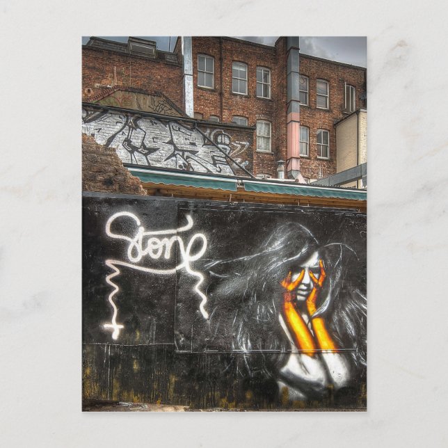 Carte Postale La Fille avec gants orange, Graffiti en courte dur (Devant)