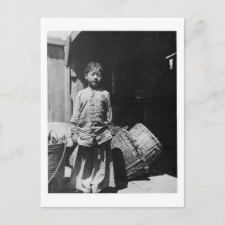 Carte Postale La fille du vendeur de poissons - Photo Vintage