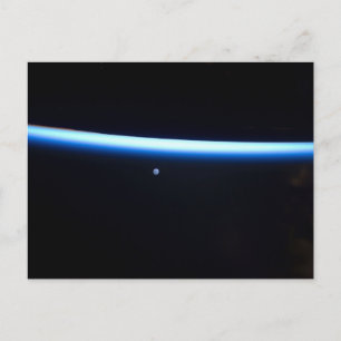 Carte Postale La fine ligne de l'atmosphère terrestre et une lun