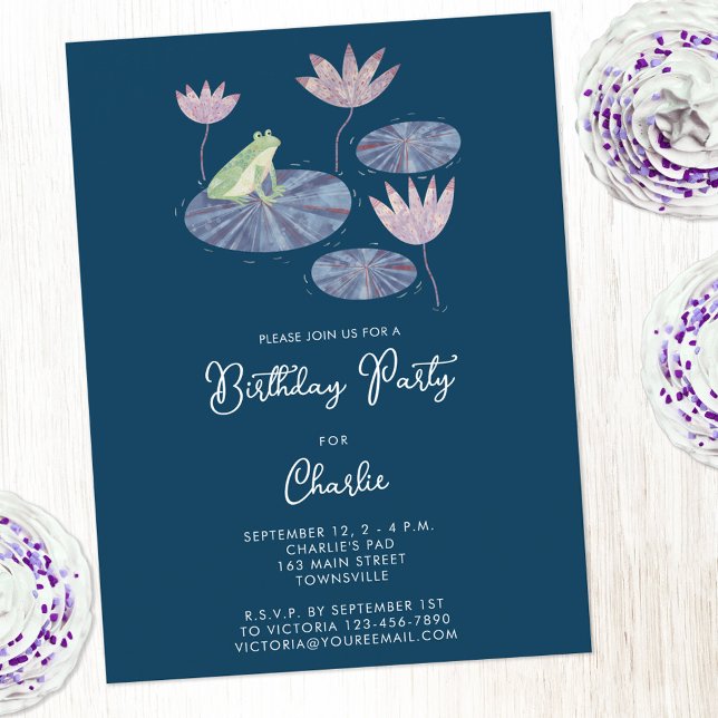 Carte Postale La grenouille dans une Anniversaire de enfant de L (Cute frog themed kids birthday party invitation postcard with personalized custom text)
