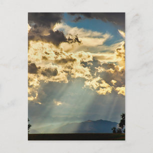 Carte Postale La lumière du soleil s'est abattue sur le ciel