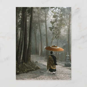 Carte Postale La lumière passe au-delà tandis que le moine desce