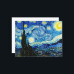 Carte Postale La nuit étoilée par Vincent Van Gogh<br><div class="desc">Le tableau est dominé par un ciel nocturne rempli d'étoiles et de lune. Il occupe les trois quarts de l'image et semble turbulent, voire agité, avec des motifs intensément tourbillonnants qui semblent rouler à travers sa surface comme des vagues. Il est tapissé d'orbes brillantes, dont la lune du croissant à...</div>