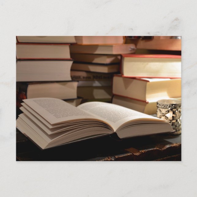 Carte Postale La pile de livres TBR (Devant)