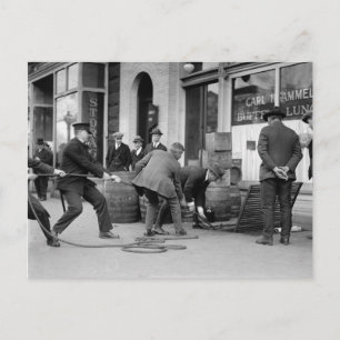 Carte Postale La police saisit de l'alcool de contrebande, 1923