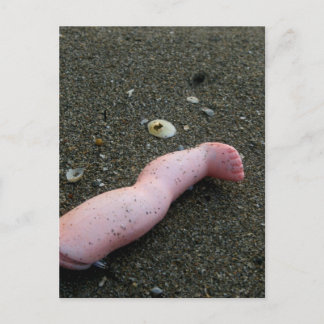 Carte Postale La pollution de la plage une poupée jambe cassée s