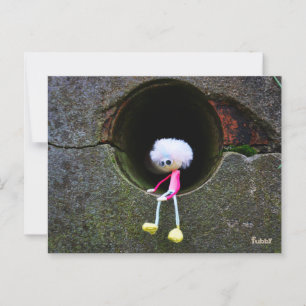 Carte Postale La poupée de Fubby dans un mur. C'est un adorable