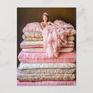 Carte Postale La Princesse et le Petit Pois sur Son Lit