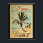 Carte Postale La Romana Palm Tree Vintage voyage<br><div class="desc">Un imprimé d'art moderne et rétro unique de la République Dominicaine La Romana dans un style d'affiche de voyage vintage. Il dispose d'un palmier incurvé sur une plage de sable avec l'océan sous un ciel bleu nuageux.</div>