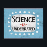 Carte Postale La science est sous-évaluée<br><div class="desc">"Science Is Underrating" est un design de texte amusant et encombrant, avec une forme d'accent blanc entourée de pois blancs mignons.</div>