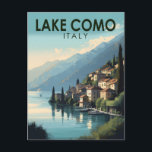 Carte Postale Lac de Côme Italie Travel Art Vintage<br><div class="desc">Design vectoriel du lac de Côme. Le lac de Côme,  situé dans la région de Lombardie,  dans le nord de l'Italie,  est une station balnéaire haut de gamme connue pour ses paysages spectaculaires,  située au pied des Alpes.</div>