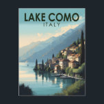 Carte Postale Lac de Côme Italie Travel Art Vintage<br><div class="desc">Design vectoriel du lac de Côme. Le lac de Côme,  situé dans la région de Lombardie,  dans le nord de l'Italie,  est une station balnéaire haut de gamme connue pour ses paysages spectaculaires,  située au pied des Alpes.</div>