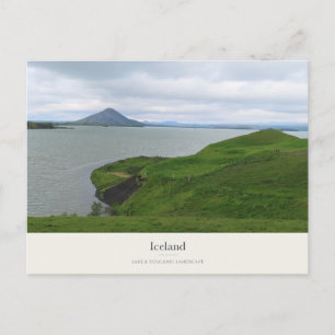 Carte Postale Lac d'Islande, Rive Verte et Montagne Volcanique