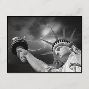 Carte Postale Lady Liberty sous un ciel orageux