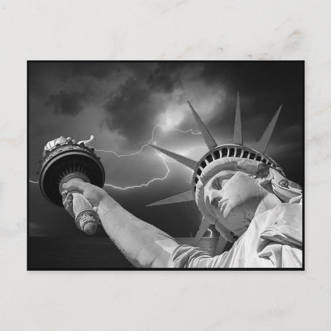 Carte Postale Lady Liberty sous un ciel orageux (Devant)