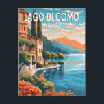 Carte Postale Lago di Como Italia Travel Art Vintage<br><div class="desc">Design vectoriel du lac de Côme. Le lac de Côme,  situé dans la région de Lombardie,  dans le nord de l'Italie,  est une station balnéaire haut de gamme connue pour ses paysages spectaculaires,  située au pied des Alpes.</div>