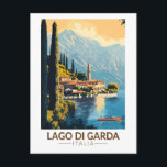 Carte Postale Lago di Garda Italia Travel Art Vintage<br><div class="desc">Design vectoriel du lac de Garde. Le lac de Garde,  dans le nord de l'Italie,  est connu pour ses eaux cristallines. A l'extrémité sud,  la ville de Sirmione est dominée par la Rocca Scaligera,  une forteresse avec vue sur le port.</div>